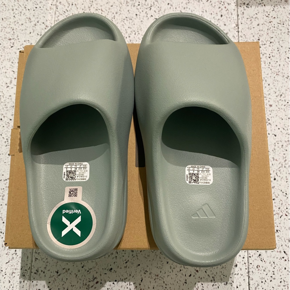 Adidas Yeezy Slides Salt Size 5 BRAND NEW COMES WITH BOX